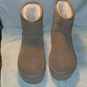 Women's Tan UGG Boots SIZE 10 USA, SIZE 8 UK NWOT